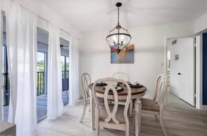 Dining - Cozy 1-bedroom apartment in tranquil Naples with WiFi, fitness room (Naples)