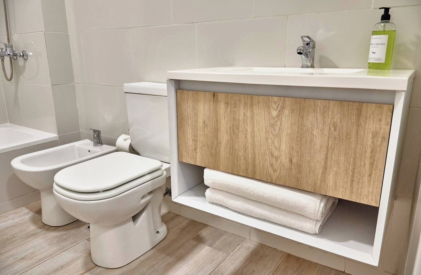 Ducha, secador de pelo, bidet, toallas