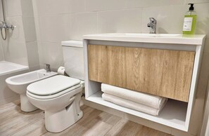 Douche, sèche-cheveux, bidet, serviettes fournies