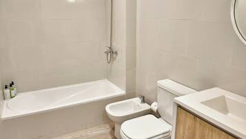 Ducha, secador de pelo, bidet, toallas