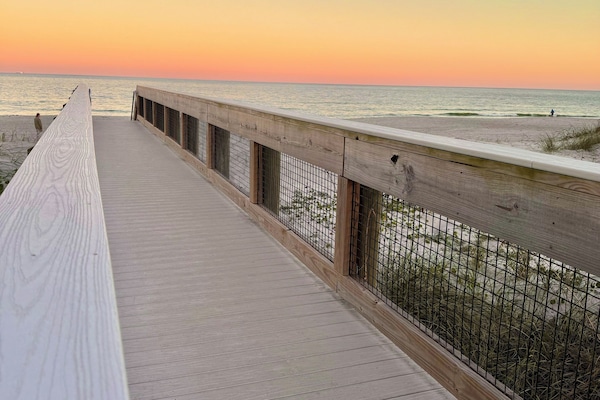 Una playa cerca, sillas reclinables de playa, toallas de playa