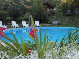 Una piscina al aire libre de temporada