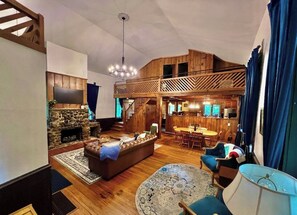 Una Smart TV, una chimenea