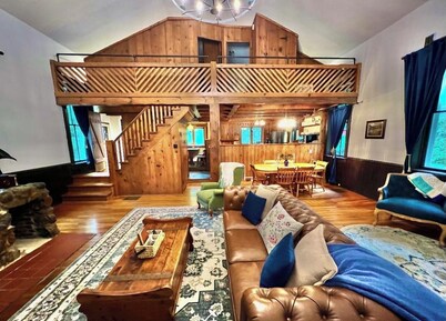 Old School 7 - Charming 2-bedroom historic home in welcoming Mansfield