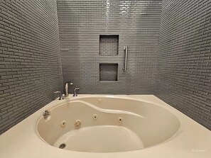 Ducha, secador de pelo, toallas y jabón