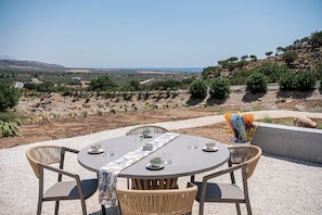 Outdoor dining - Agrimi Luxury Suite with Private Pool  (Sfakia)