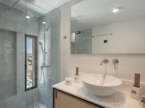 Hair dryer, towels, soap, shampoo - Elia Luxury Suite with Private Pool  (Sfakia)
