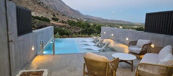 Elia Luxury Suite with Private Pool