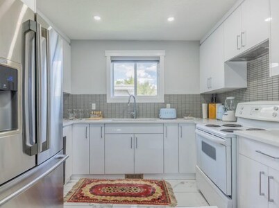 5 Bedroom newly renovated townhouse 2 min from hwy1 and 2  and 10 min from dt.