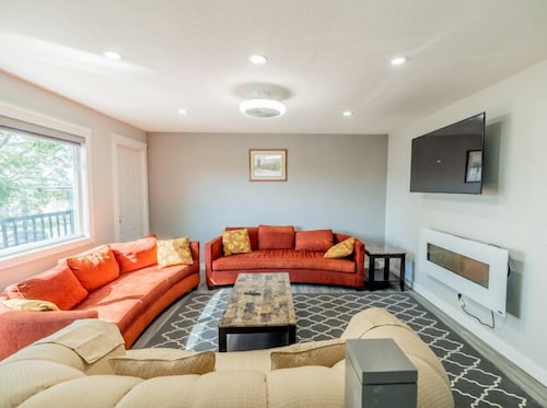 5 Bedroom newly renovated townhouse 2 min from hwy1 and 2  and 10 min from dt.