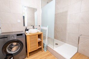 Douche, serviettes fournies
