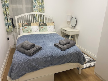 1 habitación, tabla de planchar con plancha, wifi gratis y ropa de cama
