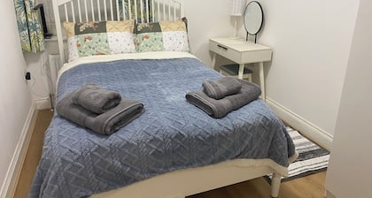 Slough - Sleeps 3 - Petfriendly - Riverside - Bay