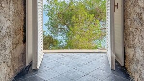A hallway with a view of trees and sky through open doors. - Villa Luna by MyVillaCollection (Maiori)