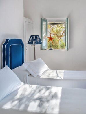 6 bedrooms, iron/ironing board, free WiFi, bed sheets