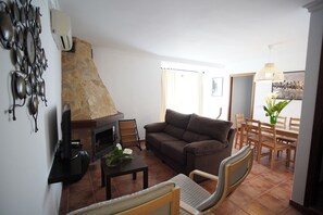 Televisie en een open haard