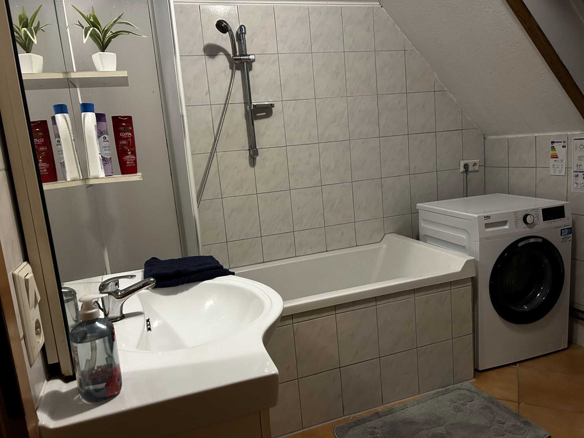 Toallas, jabón, shampoo, papel de baño 