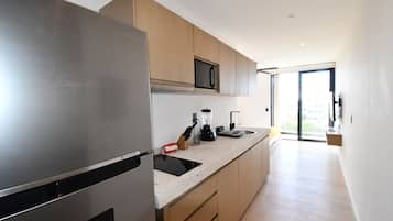 Standard Studio, Balcony | Private kitchen | Microwave, stovetop, cookware/dishes/utensils, paper towels