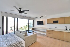 Estúdio conforto, 1 cama King e sofá-cama, sacada, vista para a cidade | Cofres nos quartos, Wi-Fi de cortesia, roupa de cama