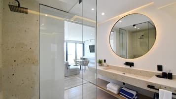 Deluxe Studio, Balcony | Bilik Mandi | Pancuran mandi, hulu semburan mandi hujan