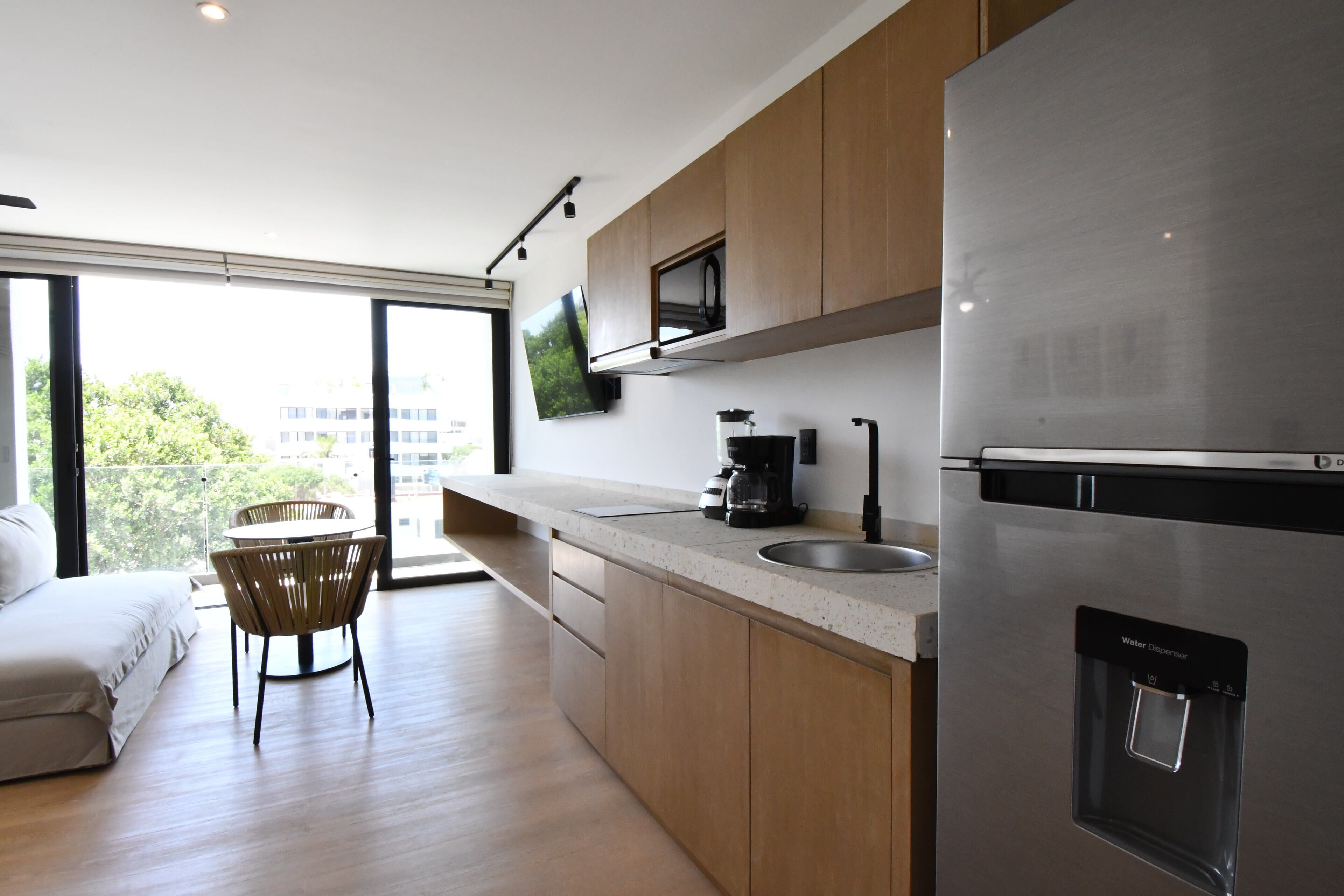 华丽开间, 阳台 | 私人厨房 | 微波炉、炉灶、厨具/餐具、纸巾