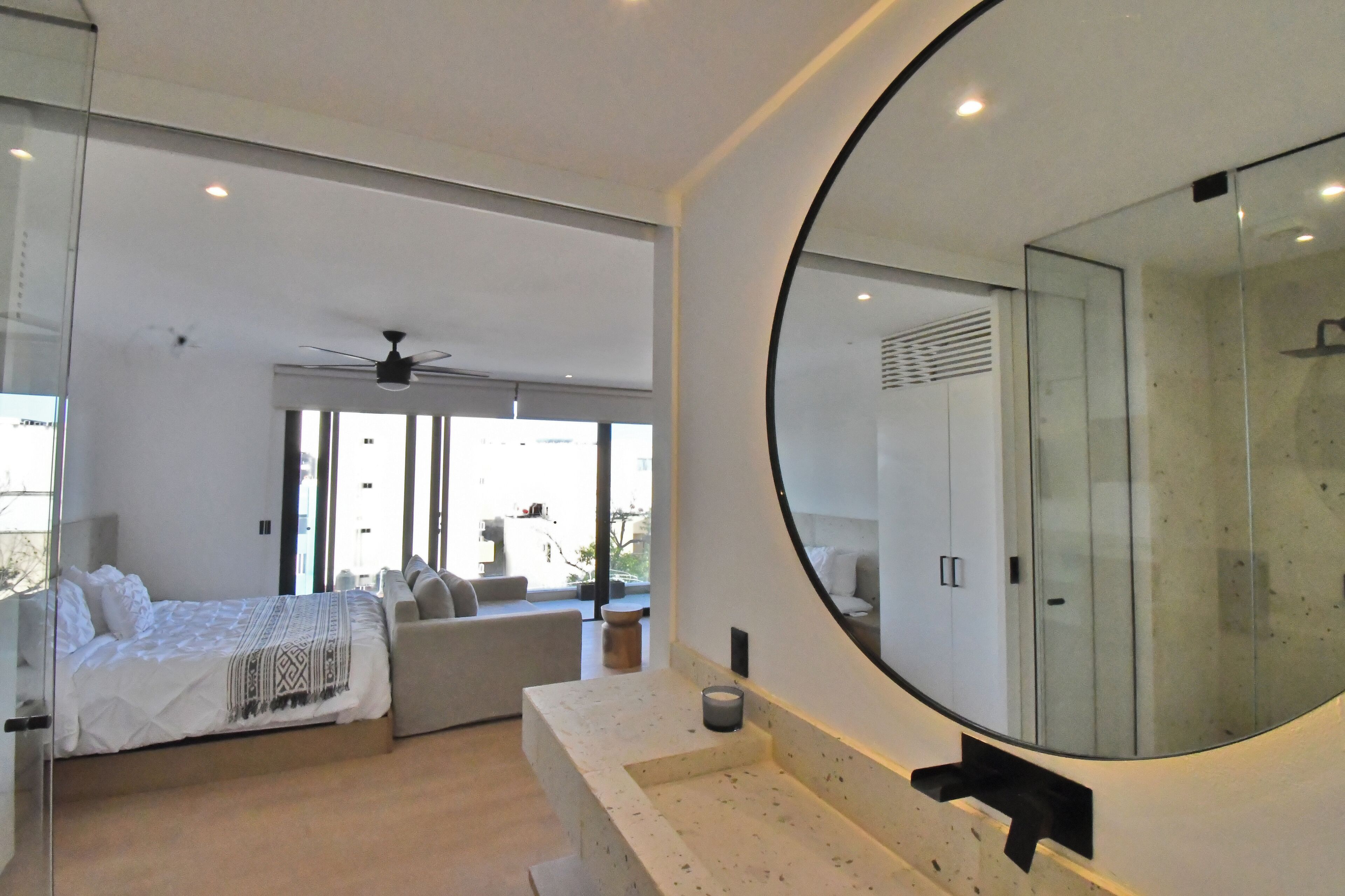 Studio Comfort - 1 kingsize-säng med bäddsoffa - balkong - utsikt mot staden | Badrum | Dusch, regndusch, gratis toalettartiklar och handdukar