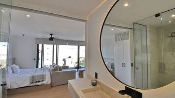 Studio – comfort, 1 kingsize-seng med sovesofa, balkong, byutsikt | Bad | Dusj, regndusjhode, toalettartikler (inkludert) og håndklær