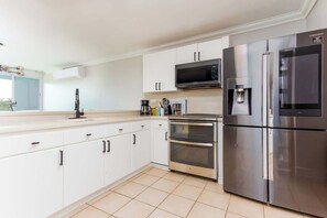 雪櫃、微波爐、焗爐、爐具