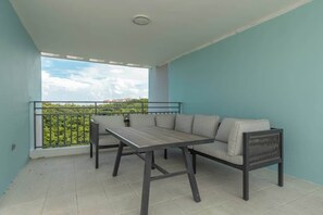 Outdoor dining - 3BR Penthouse w/ Rooftop Hot Tub + El Yunque Views (Río Grande)