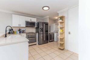 雪櫃、微波爐、焗爐、爐具