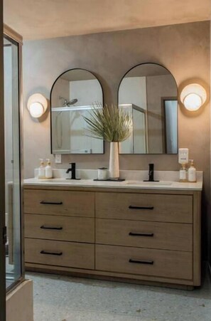 Hair dryer, towels, soap, toilet paper - Designer Dome 25 min from DT SD

 (Jamul)