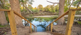 Peacock/River Yurt Village/Couples Yurt/Hot Tub/Close to Town!