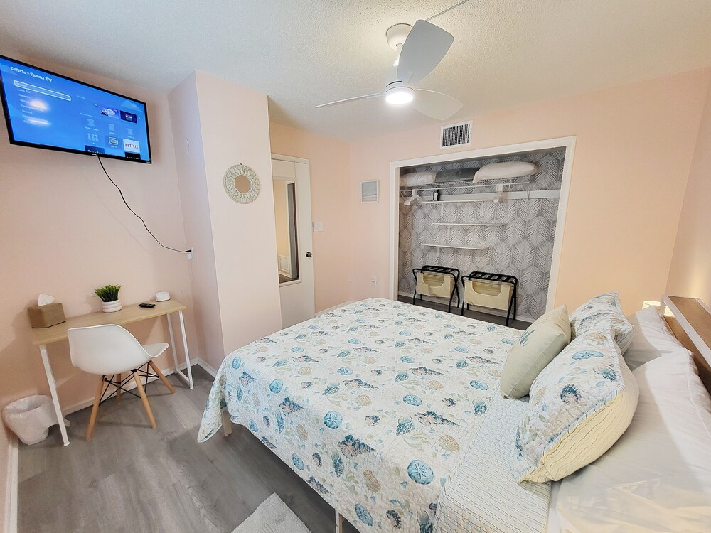 Charming Chic Getaway - 2 min. Walk to Beach, Restaurants, & Shops