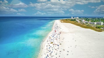 Playa en los alrededores, camastros y toallas de playa