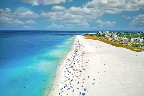 Tæt på stranden, liggestole, badehåndklæder