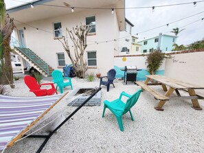 Outdoor dining - Charming Chic Getaway - 2 min. Walk to Beach, Restaurants, & Shops (Siesta Key)