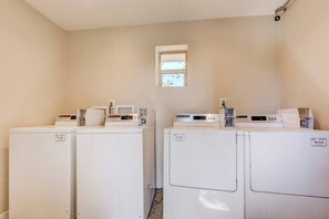 Interior - Cozy Corner | 10mins to Downtown (Lakewood)