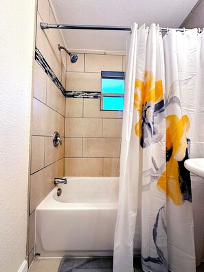 Hårføner, håndklær, såpe og sjampo