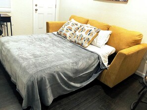 Een bureau, een strijkplank/strijkijzer, wifi, beddengoed