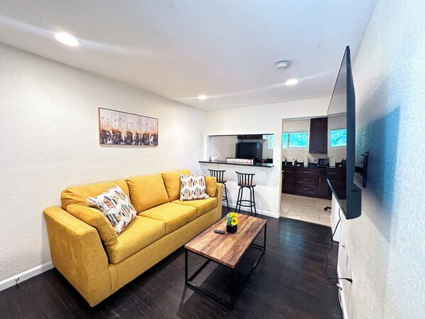 Living area - Cozy Corner 1-bedroom w/ WiFi, AC, Heat in Lakewood - 10mins to Downtown Denver (Lakewood)