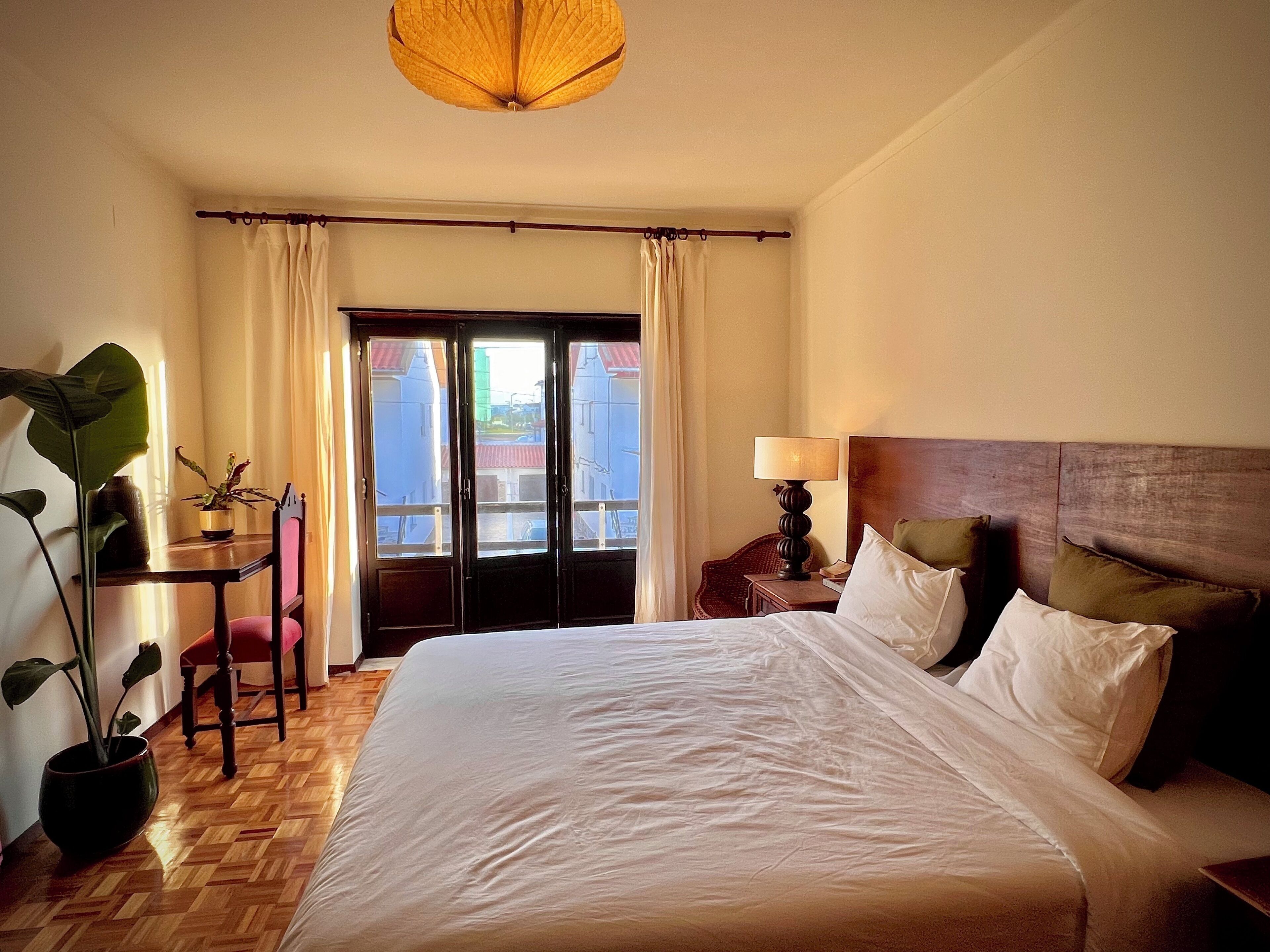 4 bedrooms, desk, WiFi, bed sheets