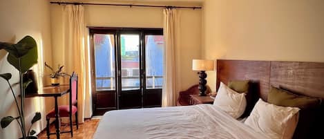 4 bedrooms, desk, WiFi, bed sheets