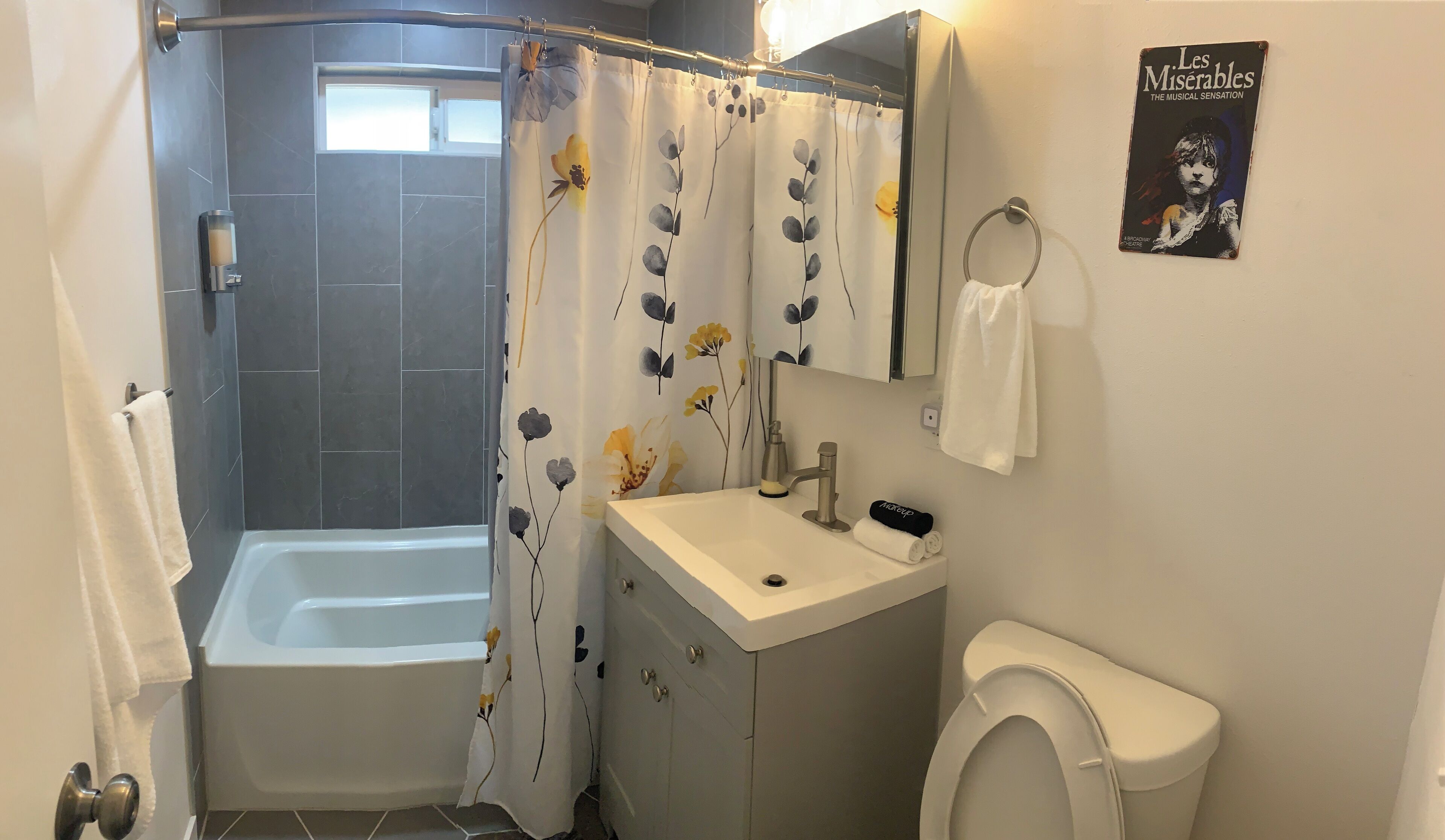 Ein Badezimmer mit Badewanne, Waschbecken und Toilette.