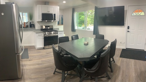 Broadway Charmer, 3 minutes from Downtown and just 13 minutes from the Airport.