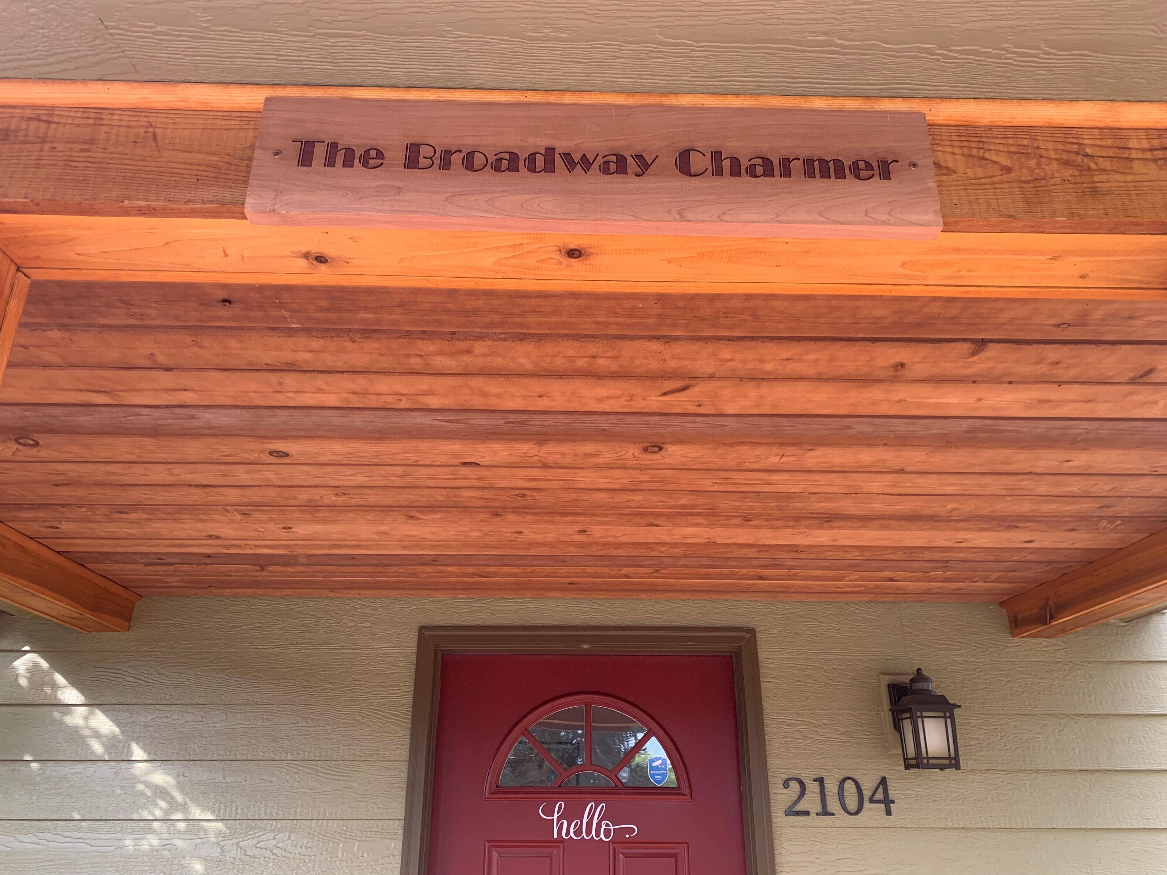 Un techo de madera con un letrero que dice "The Broadway Charmer".