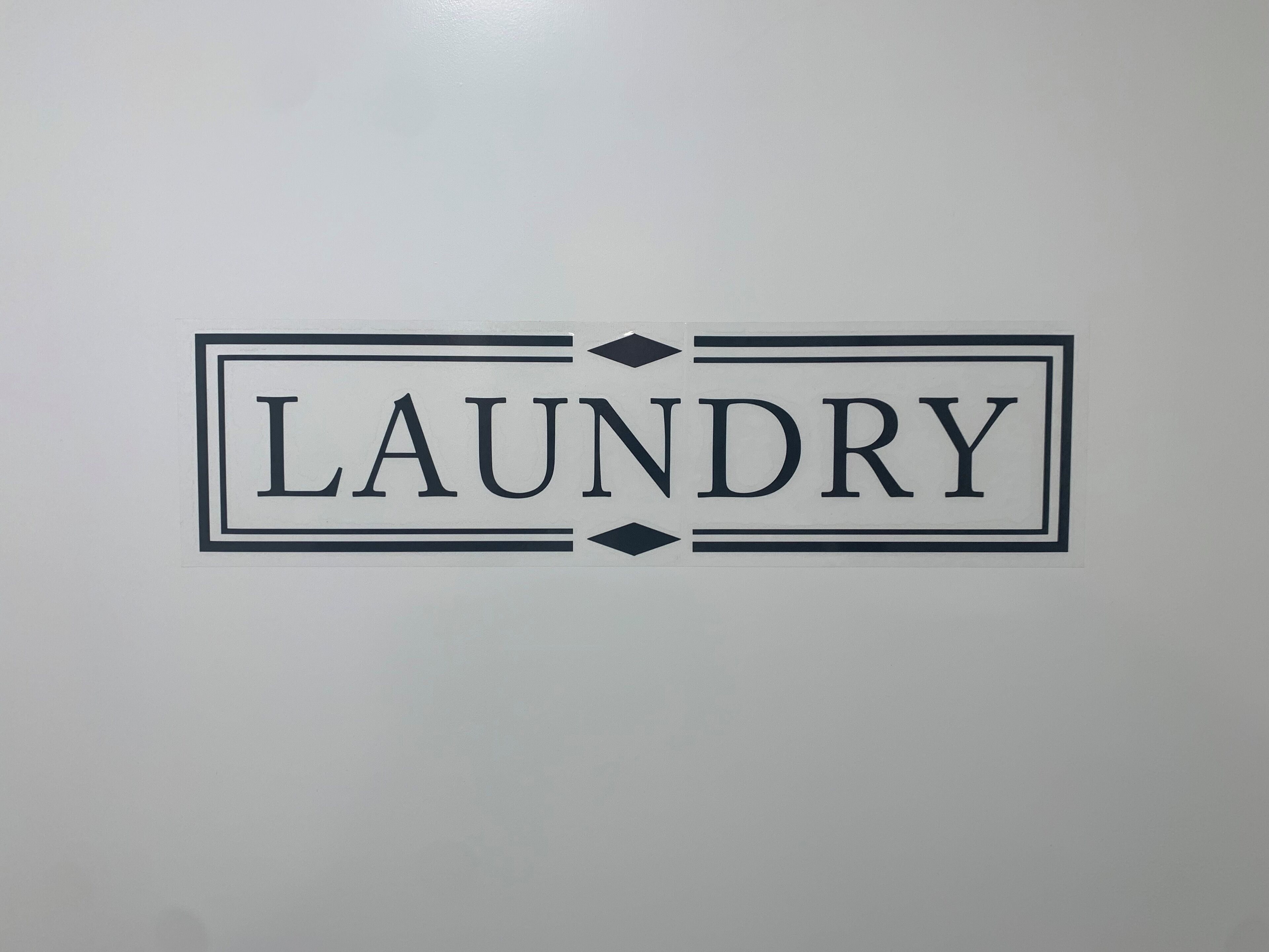 Paret amb un rètol que diu "LAUNDRY".