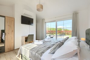 2 chambres, bureau, fer et planche à repasser, lit parapluie