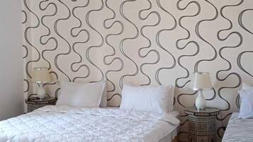 Habitación familiar con 1 cama matrimonial o 2 individuales, 1 cama King size, balcón | Wifi gratis