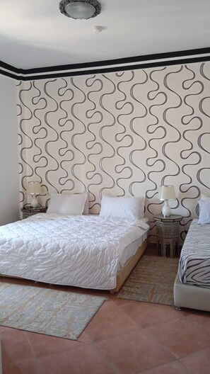 Chambre Familiale Double ou avec lits jumeaux, 1 très grand lit, balcon, vue plage