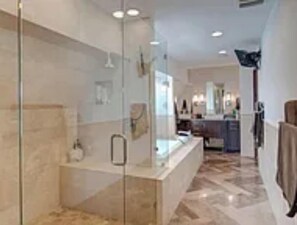 Ducha, bañera de hidromasaje, secador de pelo y toallas